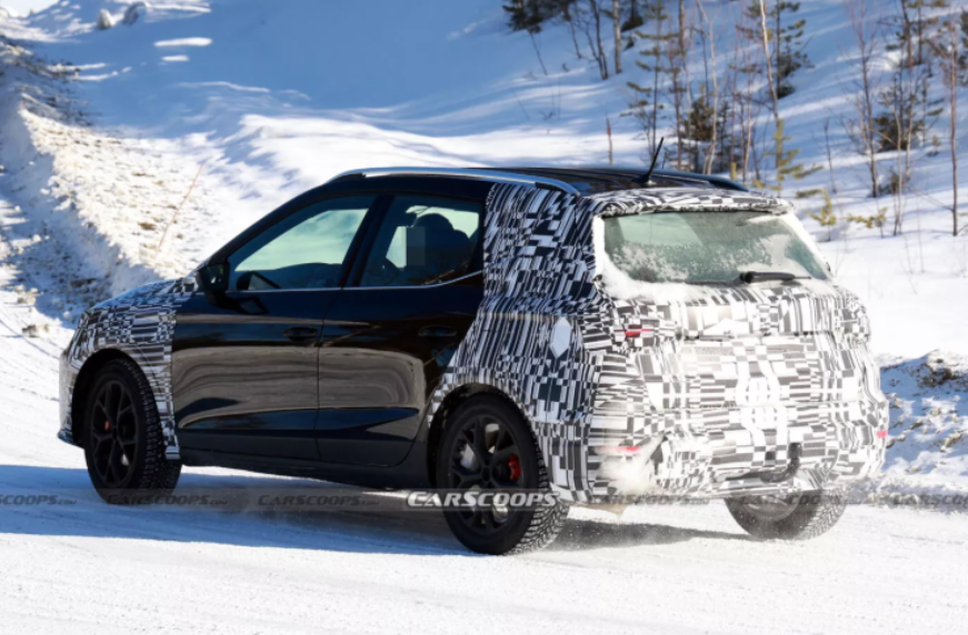 seat-vyvel-na-testy-kompaktnyj-krossover-arona-foto-1-871x572-c-default